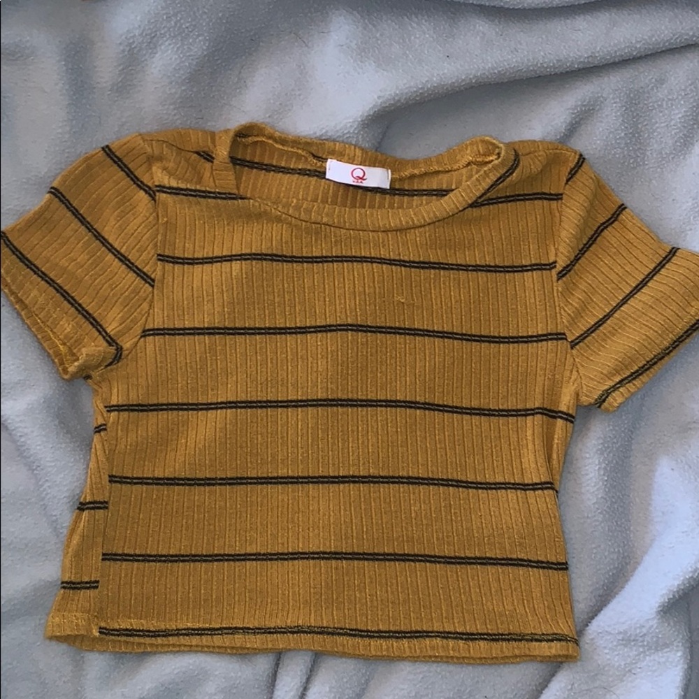 Juniors cropped yellow and black tee